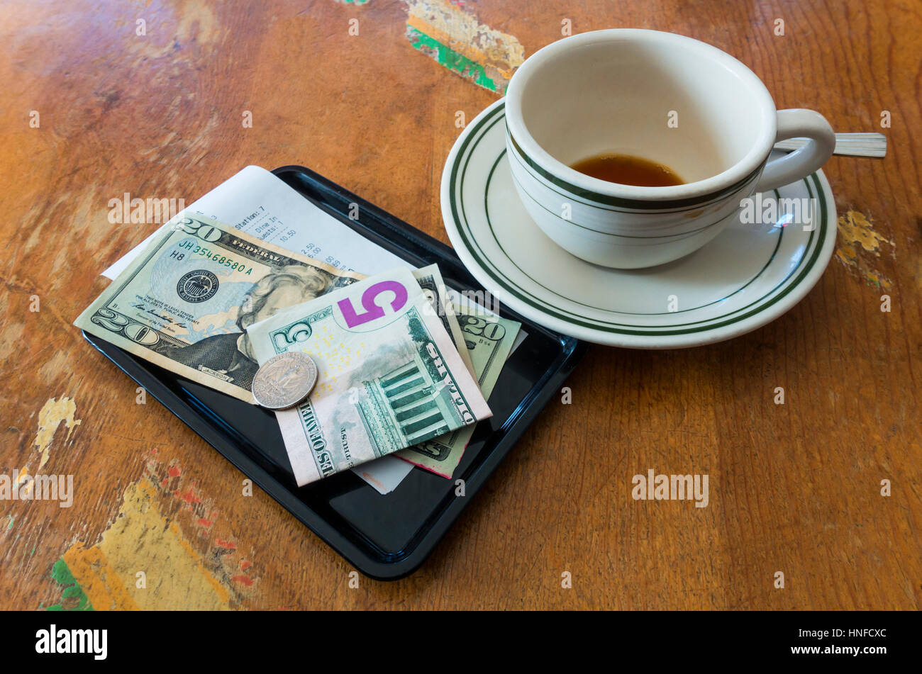 Il ricevimento e la cassa e vuota una tazza di caffè Foto Stock