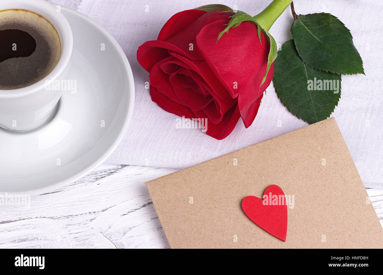 Una rosa rossa e un cuore rosso busta per il giorno di san valentino Foto  stock - Alamy