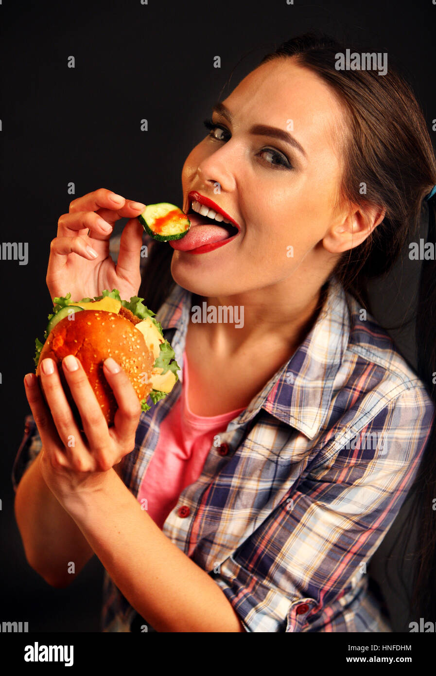 Studente il pranzo della donna mangiare panino in parti. Foto Stock