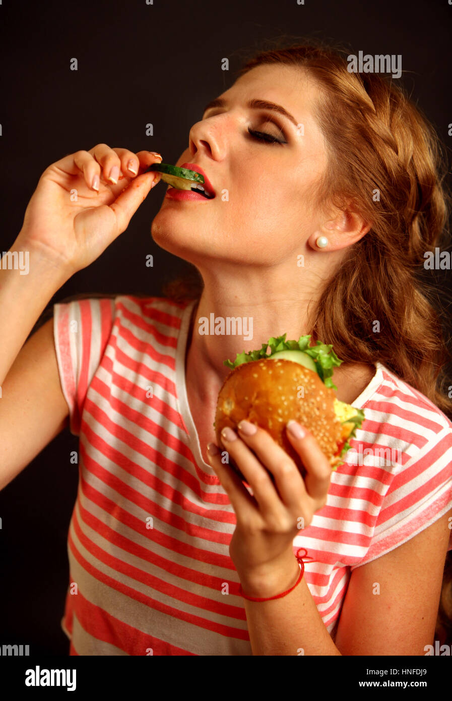 Ragazza in estasi godendo un sandwich. Foto Stock