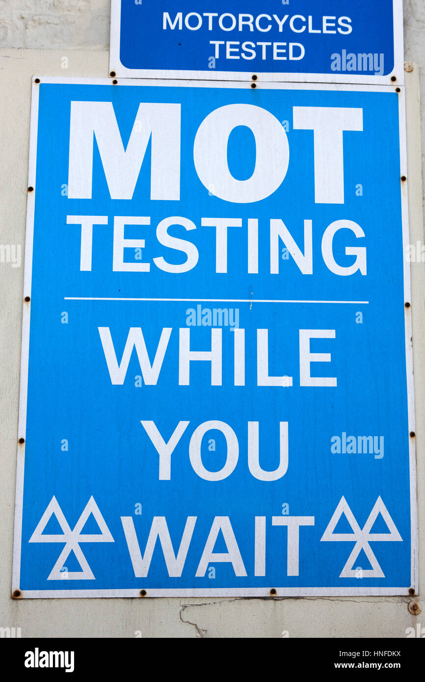 Mot segno di test center mentre aspettate motocicli testato segni regno unito Foto Stock