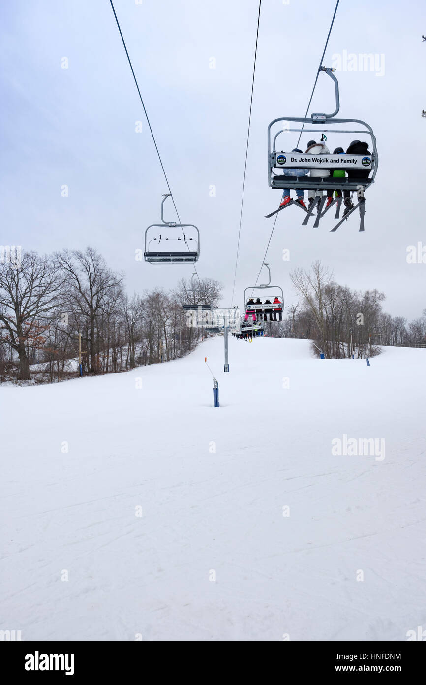Boler Mountain Ski Club seggiovia trasporta gli sciatori fino Hill, London, Ontario, Canada. Foto Stock