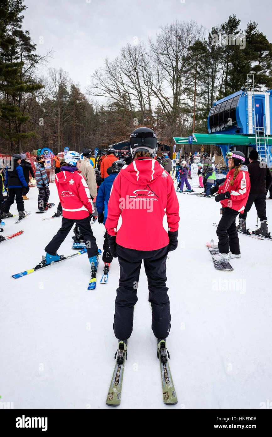 Maestri di sci di attendere in linea per un impianto di risalita a Boler Mountain Ski Club di Londra, Ontario, Canada. Foto Stock