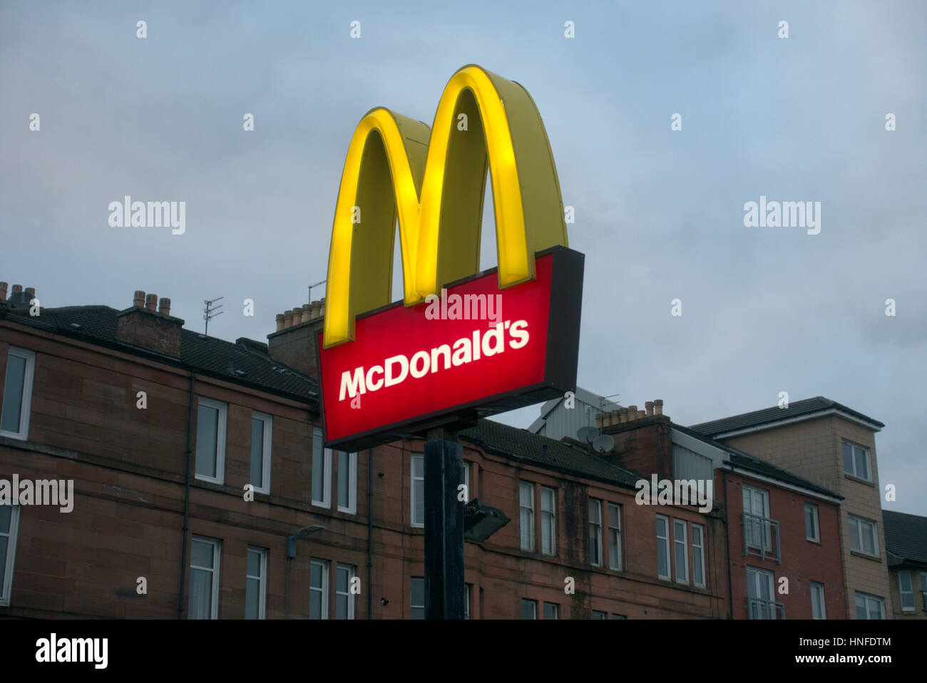 Generic Glasgow McDonalds segno con tenements West End Retail Park, Crow Rd, Glasgow G11 7RY Foto Stock Generic Glasgow McDonalds segno con tenements West End Retail Park, Crow Rd, Glasgow G11 7RY Foto Stock