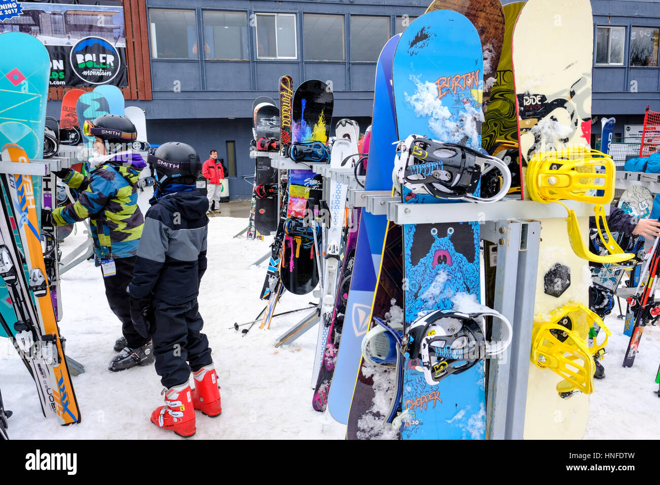Outdoor sci / snowboard con rack memorizzato lo snowboard e attrezzatura da sci a Boler Mountain Ski Club di Londra, Ontario, Canada. Foto Stock