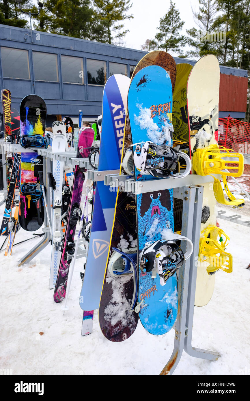 Outdoor sci / snowboard con rack memorizzato lo snowboard e attrezzatura da  sci a Boler Mountain Ski Club di Londra, Ontario, Canada Foto stock - Alamy