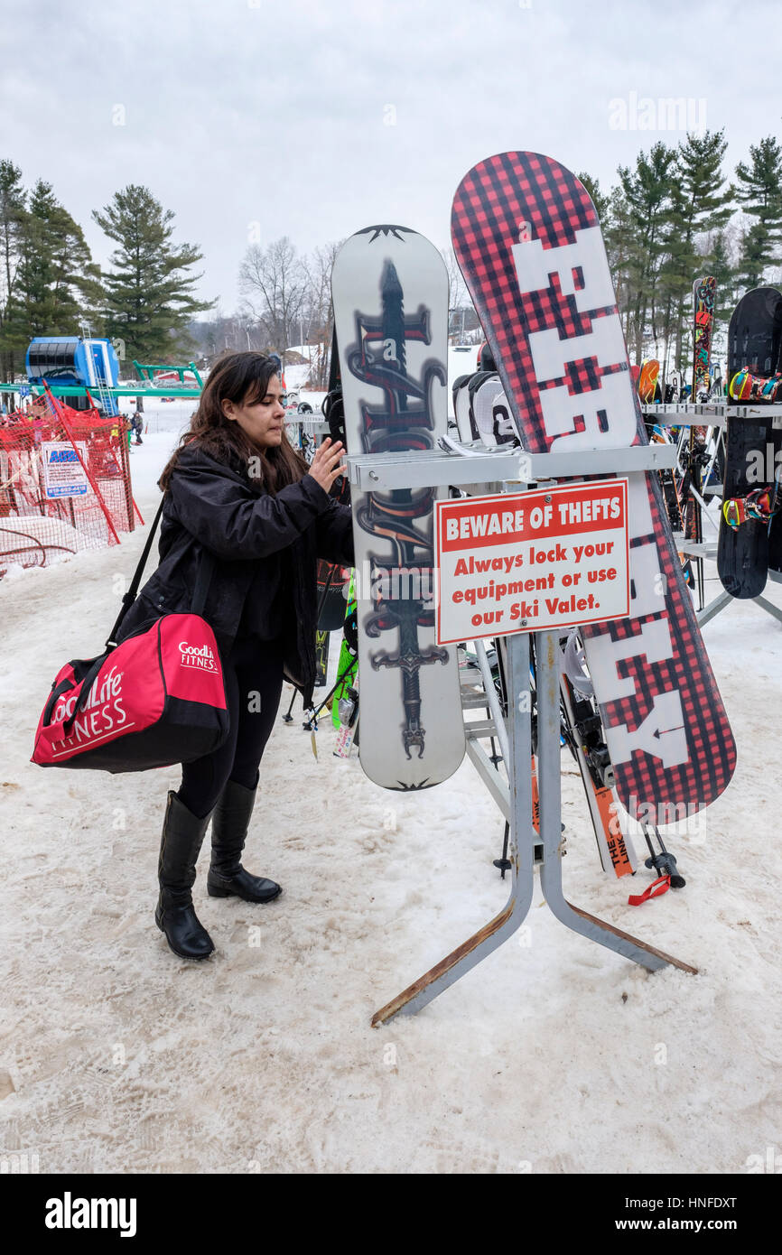 Sci / snowboard rack con il furto di un cartello di avviso a Boler Mountain Ski Club di Londra, Ontario, Canada. Foto Stock