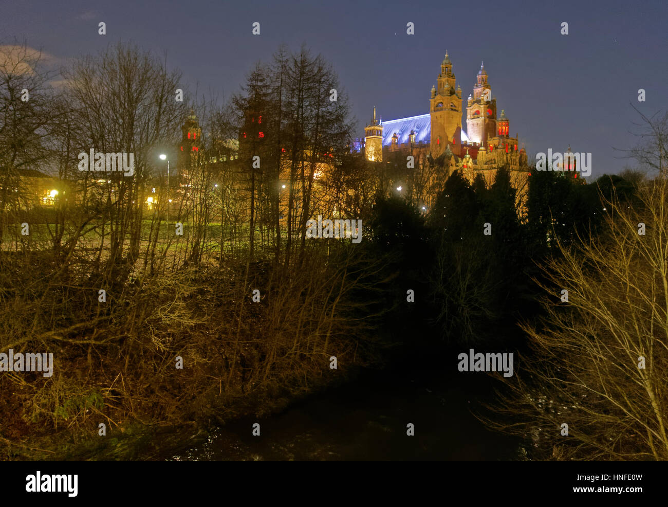 Kelvingrove Museum e gallerie d' arte di Glasgow University in distanza Foto Stock