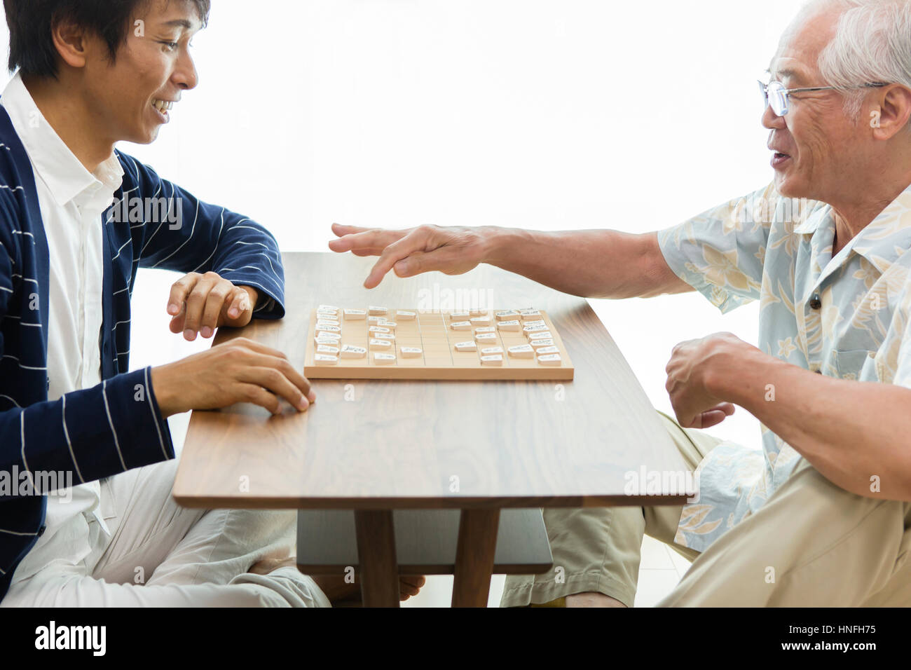 Un padre e figlio giocando shogi Foto Stock