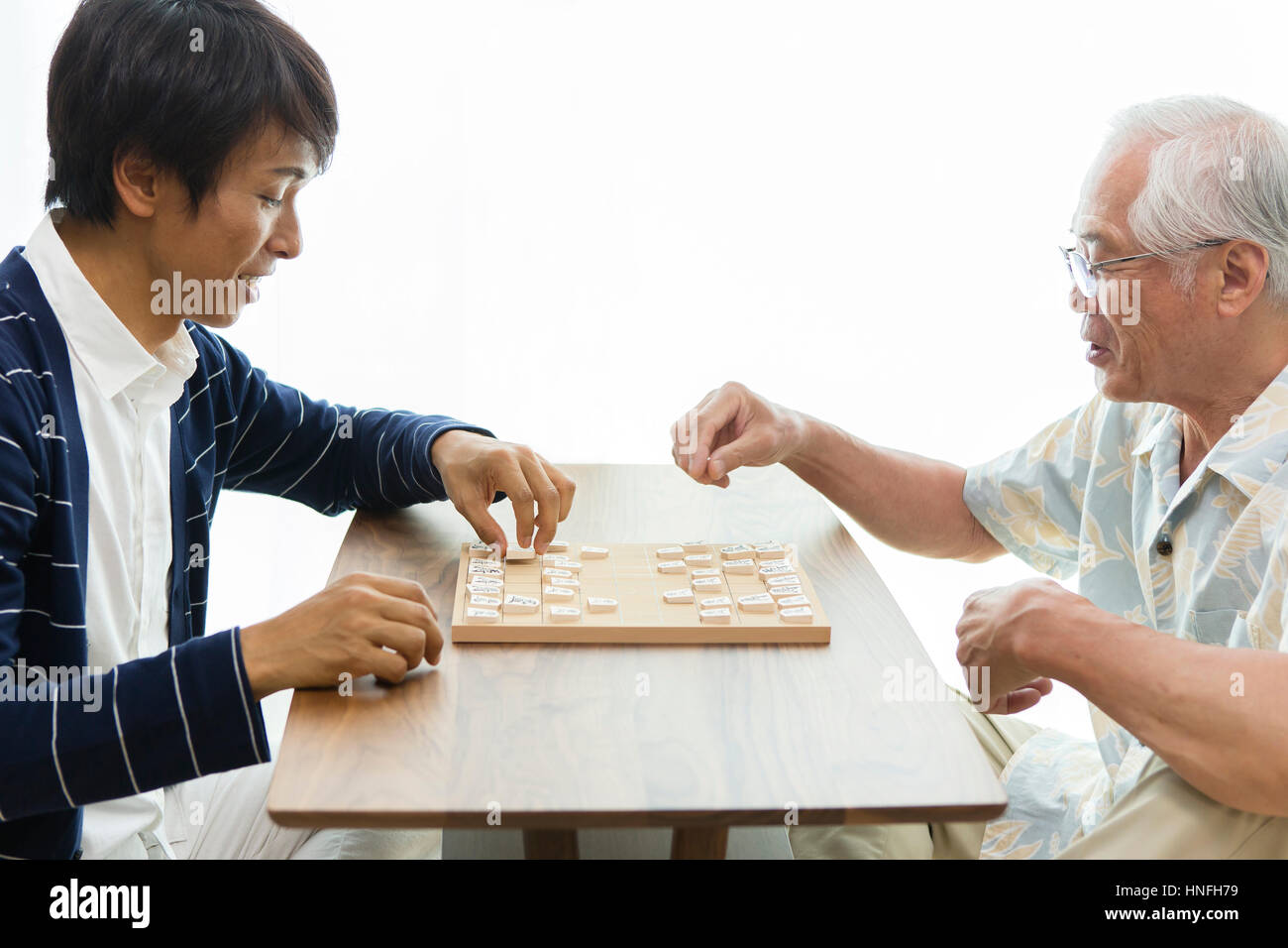 Un padre e figlio giocando shogi Foto Stock