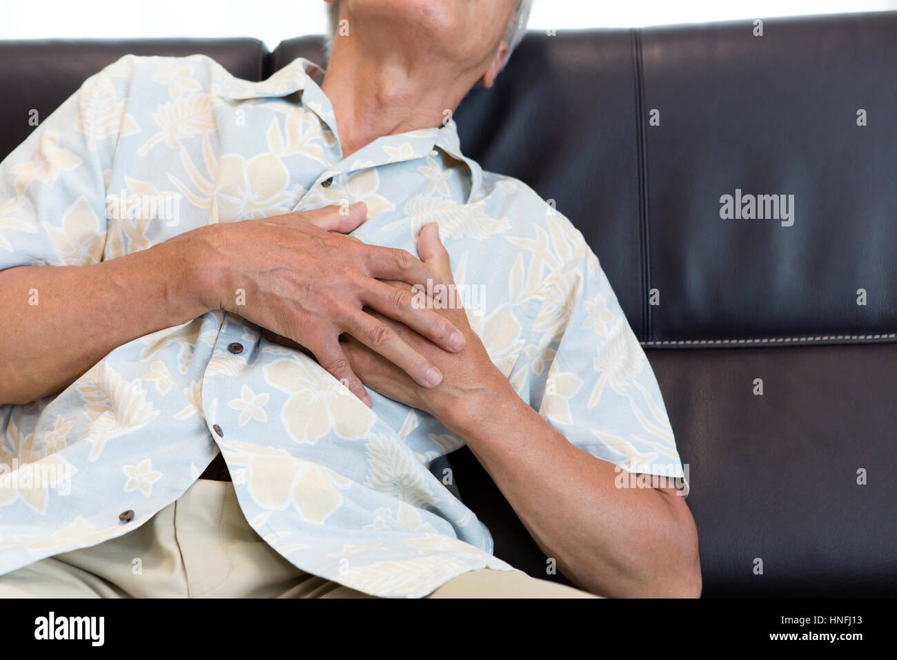 Senior uomo con espressione dolorosa Foto Stock