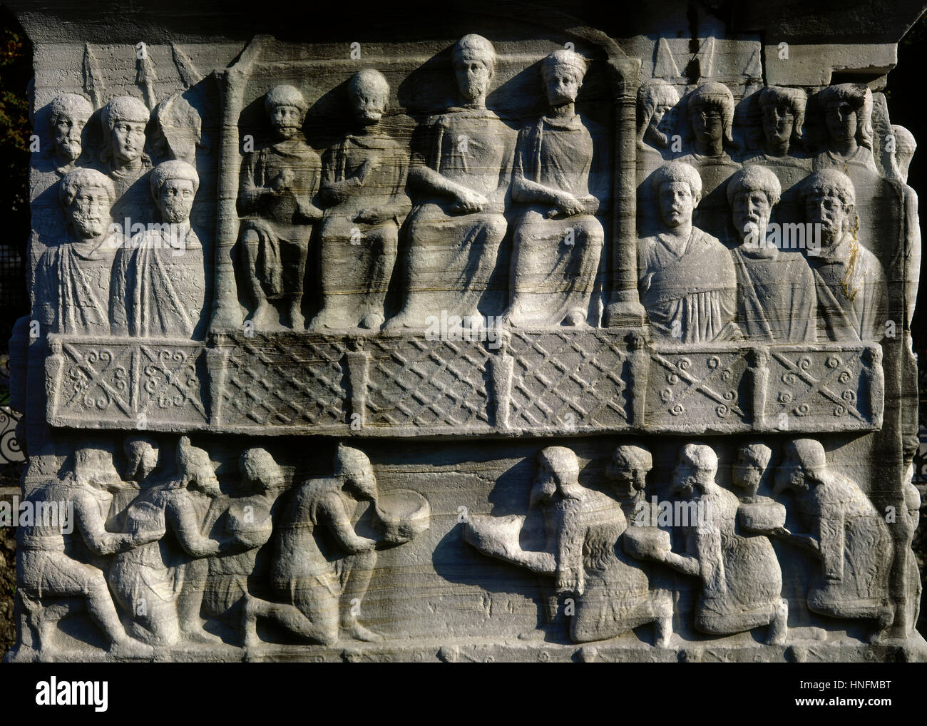 Obelisco di Teodosio. Il piedistallo. Presentazione dei barbari (viso bagnato). Iv secolo D.C. Antico ippodromo di Costantinopoli. Istanbul, Turchia. Foto Stock