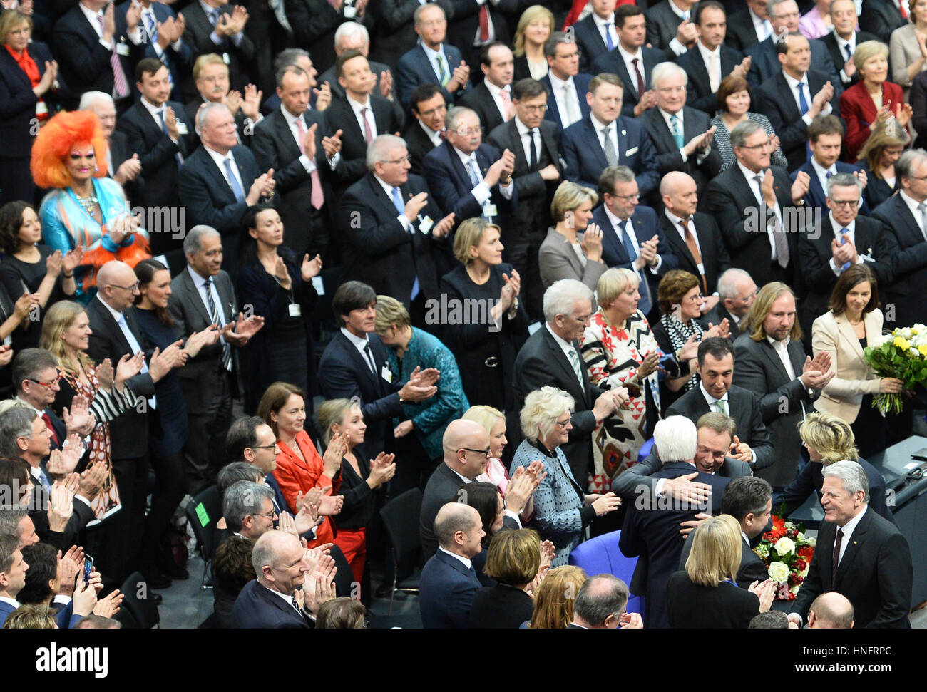 Berlino, Germania. 12 Feb, 2017. Il designato Presidente tedesco Frank-Walter Steinmeier riceve le congratulazioni da parte dei membri dell'Assemblea federale dopo le elezioni presidenziali in tedesco edificio Reichstags a Berlino, Germania, 12 febbraio 2017. L'Assemblea federale ha raccolto per l elezione di un nuovo presidente federale di domenica a mezzogiorno. Foto: Gregor Fischer/dpa/Alamy Live News Foto Stock