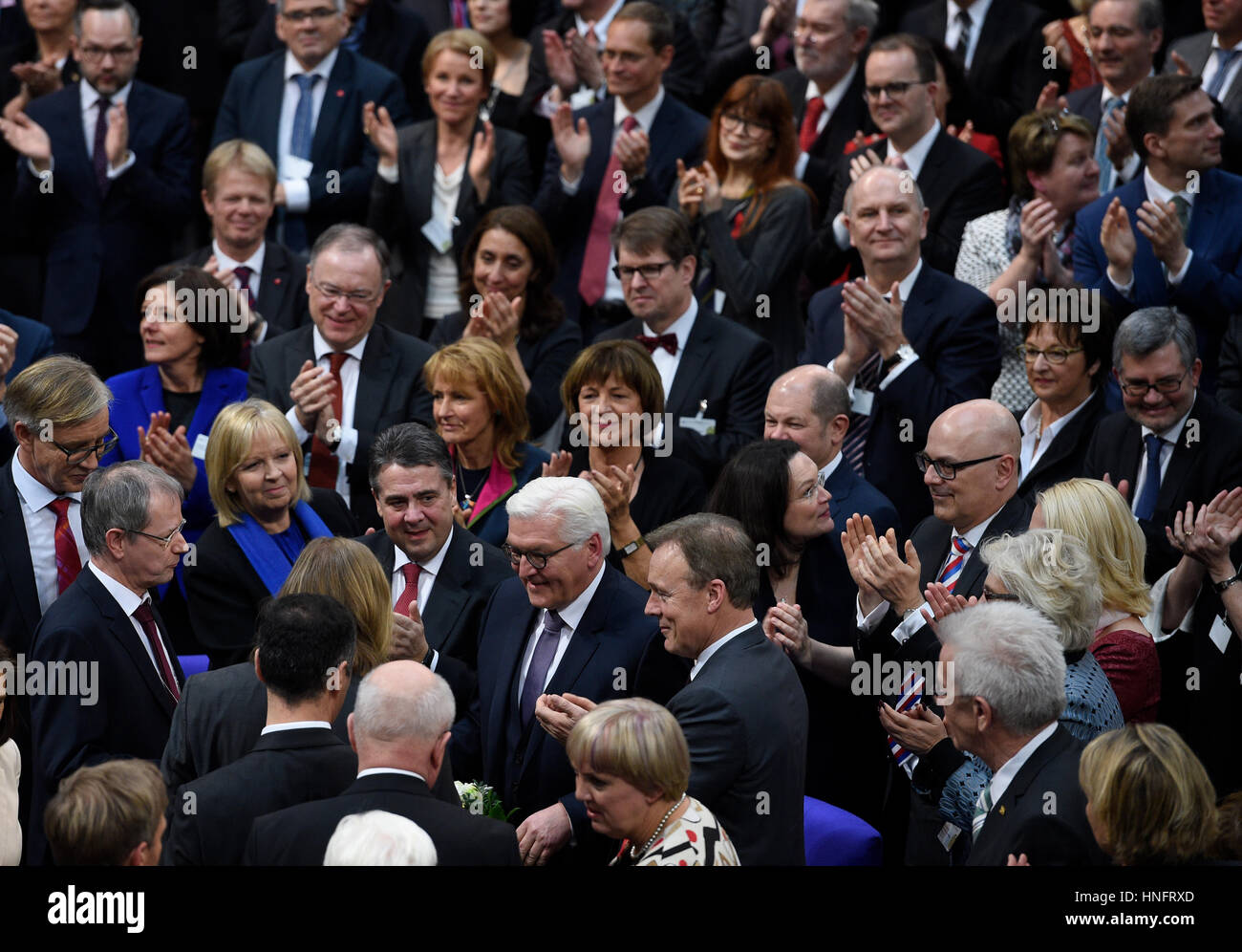 Berlino, Germania. 12 Feb, 2017. Frank-Walter Steinmeier (2-R) riceve le felicitazioni da parte dei membri dell'Assemblea federale dopo le elezioni presidenziali in tedesco edificio Reichstags a Berlino, Germania, 12 febbraio 2017. Steinmeier sarà il dodicesimo presidente federale di Germania. L'Assemblea federale ha votato per il 61-anno-vecchio con 931 fuori del 1239 scrutini, egli è ora il successore ufficiale di Joachim Gauck. Foto: Rainer Jensen/dpa/Alamy Live News Foto Stock