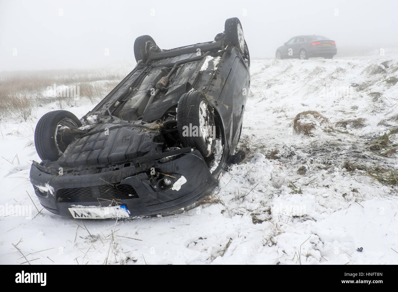 RTA ( car crash ) in presenza di neve e ghiaccio sulla A537 Cat e Fiddle strada tra Buxton e Macclesfield Foto Stock