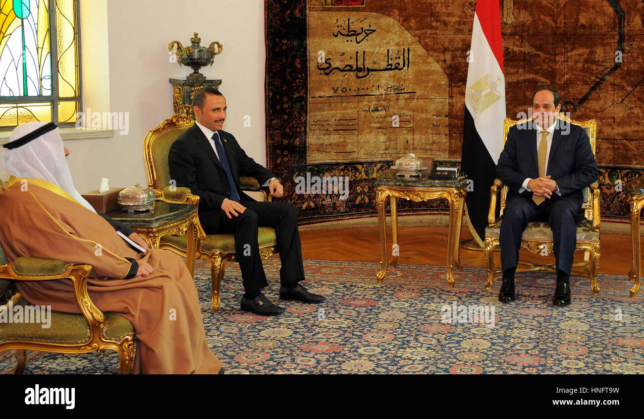 Il Cairo, Egitto. 12 Feb, 2017. Il Presidente egiziano Abdel Fattah al-Sisi si incontra con il Parlamento kuwaitiano Marzouq altoparlante al-Ghanim, al Cairo, in Egitto, il 12 febbraio 2017 Credito: il Presidente egiziano Ufficio APA/images/ZUMA filo/Alamy Live News Foto Stock