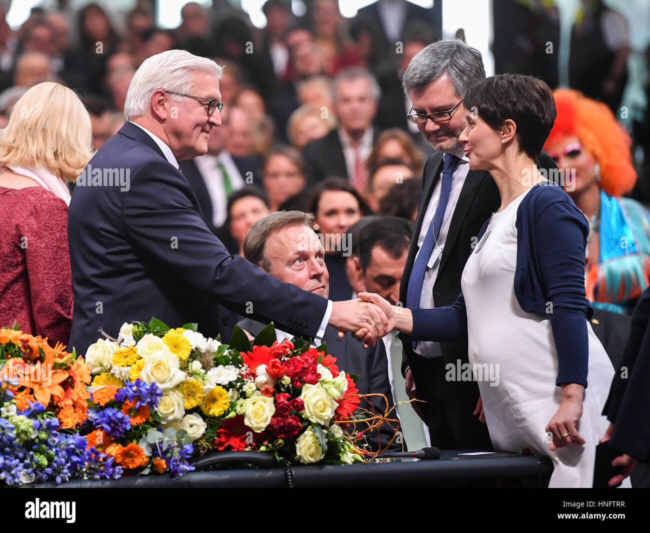 Berlino, Germania. 12 Feb, 2017. La presidentessa della AfD, Frauke Petry (R) parla con il designato presidente federale Frank-Walter Steinmeier (L) dopo le elezioni presidenziali al parlamento tedesco a Berlino, Germania, 12 febbraio 2017. L'Assemblea federale riuniti per l elezione di un nuovo presidente in questa domenica a mezzogiorno. Foto: Bernd Von Jutrczenka/dpa/Alamy Live News Foto Stock