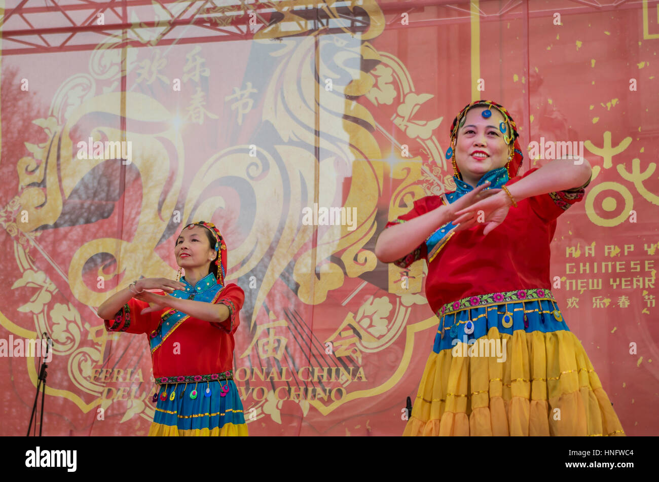 Madrid, Spagna. 12 Feb, 2017. La chiusura del 2017 Festival cinese festeggia il nuovo anno cinese ha avuto luogo a Plaza España y Madrid e raccolta di centinaia di persone di tutte le età e nazionalità. L'evento ha riunito spettacoli culturali eseguita dai cinesi residenti a Madrid e la gente del posto e la degustazione di piatti della cucina Cinese e workshop. Credito: Lora Grigorova/Alamy Live News Foto Stock