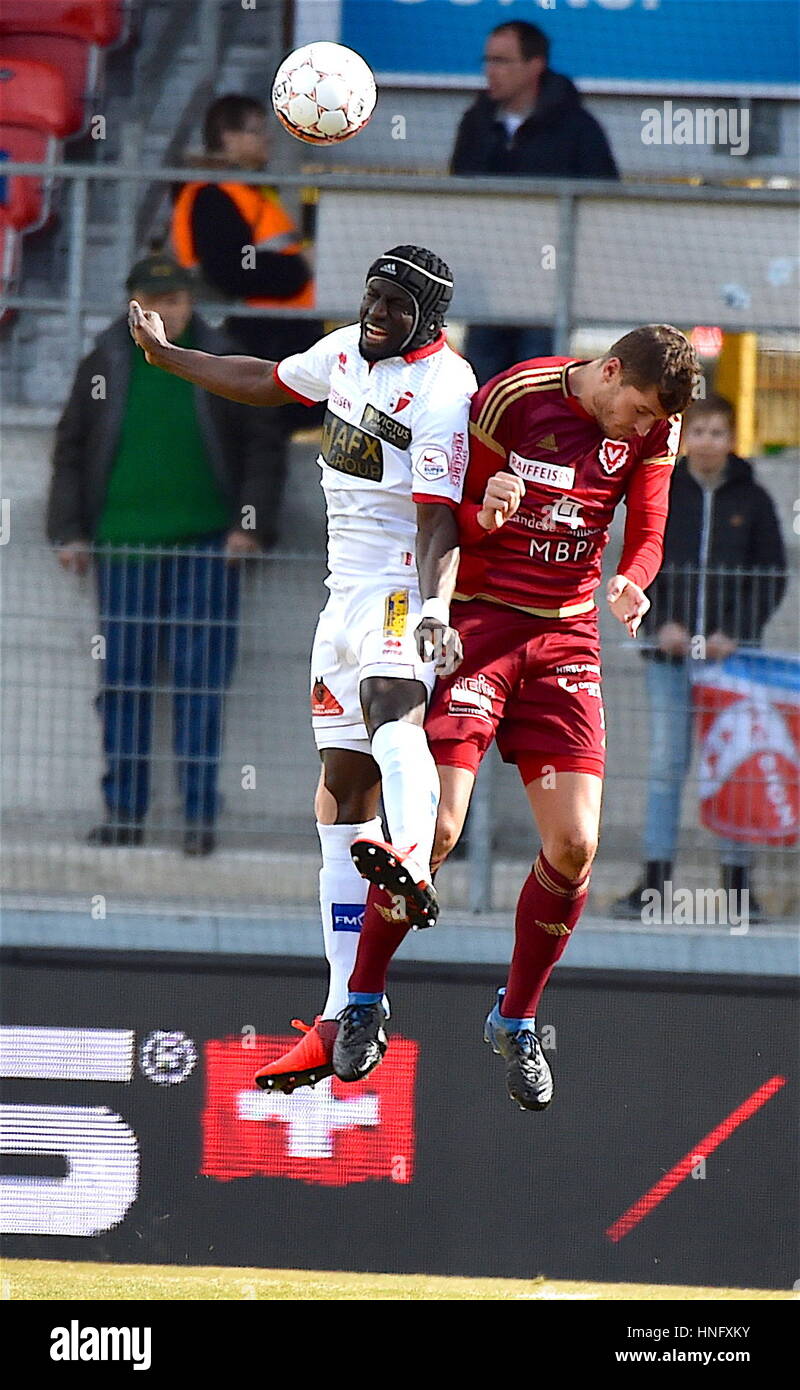 Sion, Svizzera. 12 Feb, 2017. Sion, 12.02.2017 - Calcio Raiffeisen Super League, FC Sion - FC Vaduz, Jagne Pa Modou (FC Sion 17) duello con Pascal Schurpf (FC Vaduz 13) Foto: Cronos/Frederic Dubuis Credito: Cronos Foto/Alamy Live News Foto Stock