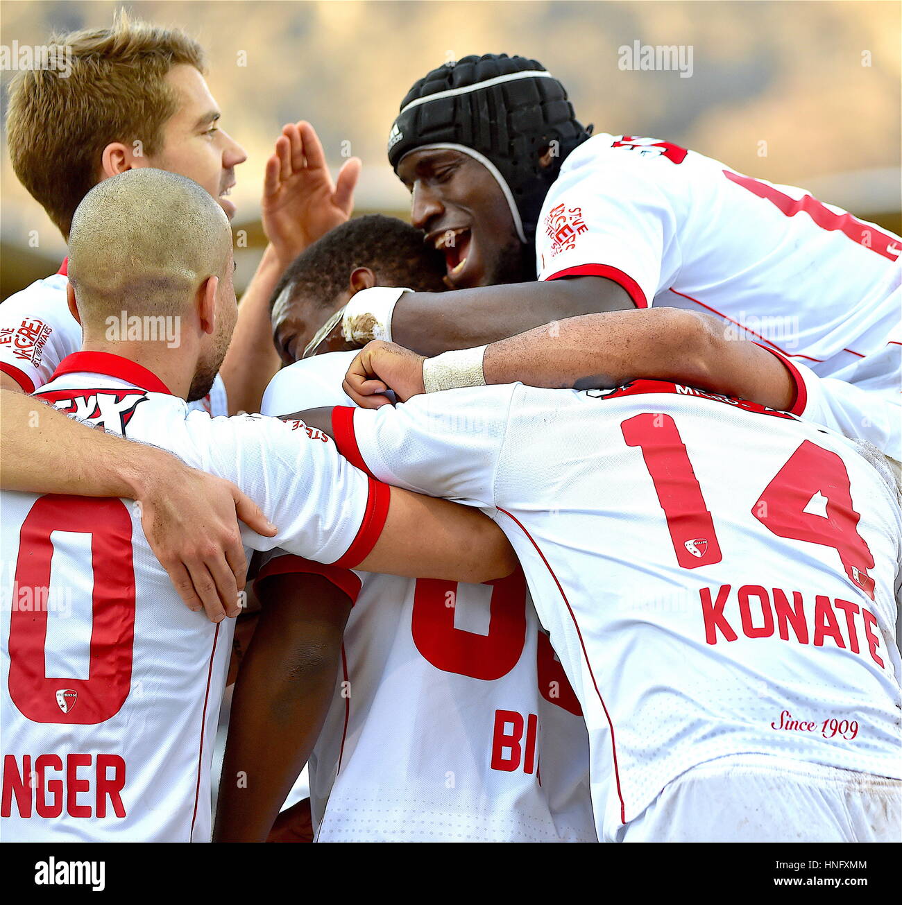 Sion, Svizzera. 12 Feb, 2017. Sion, 12.02.2017 - Calcio Raiffeisen Super League, FC Sion - FC Vaduz, Geoffrey Bia per 4:2 per FC Sion con Moussa Konaté (FC Sion 14), Jagne Pa Modou, Nicolas Luchinger e Gregorio Kerlen foto: Cronos/Frederic Dubuis Credito: Cronos Foto/Alamy Live News Foto Stock