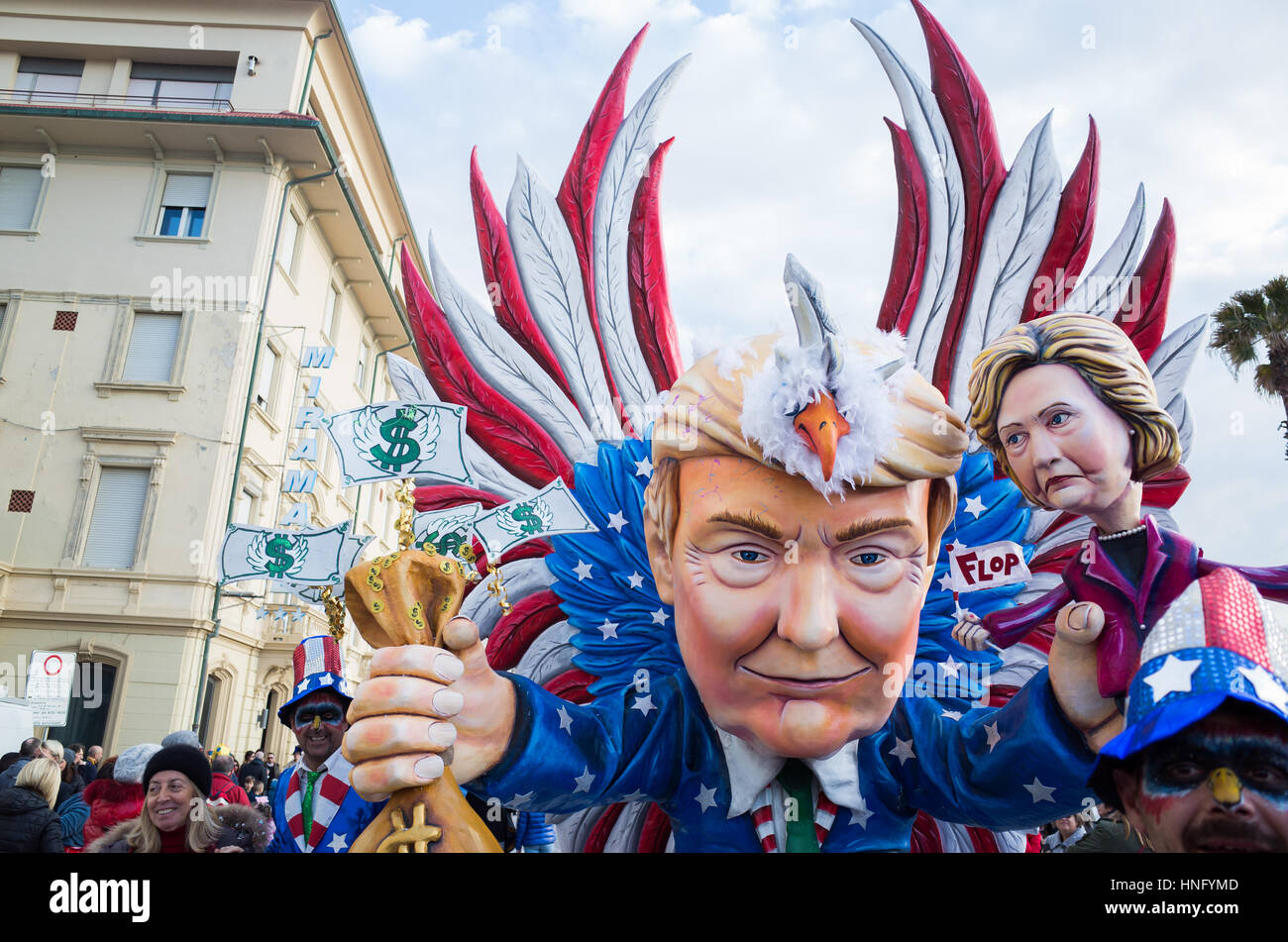 Viareggio, Italia. Il 12 febbraio 2017. Prima sfilata del 2017 viareggio0's carnevale, con tipici sfilate di flottazione nel viale lungomare italiano del resort di Viareggio, il 12 febbraio, 2017. Il carnevale satyrical questo anno punti il dito a Donald Trump carachter con molti maschera galleggiante e dedicare a lui Credito: JBphotoeditorial/Alamy Live News Foto Stock