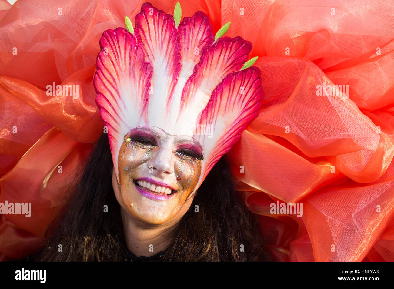 Viareggio, Italia. Il 12 febbraio 2017. Prima sfilata del 2017 viareggio0's carnevale, con tipici sfilate di flottazione nel viale lungomare italiano del resort di Viareggio, il 12 febbraio, 2017. Il carnevale satyrical questo anno punti il dito a Donald Trump carachter con molti maschera galleggiante e dedicare a lui.momento generale della sfilata in photo Credit: JBphotoeditorial/Alamy Live News Foto Stock