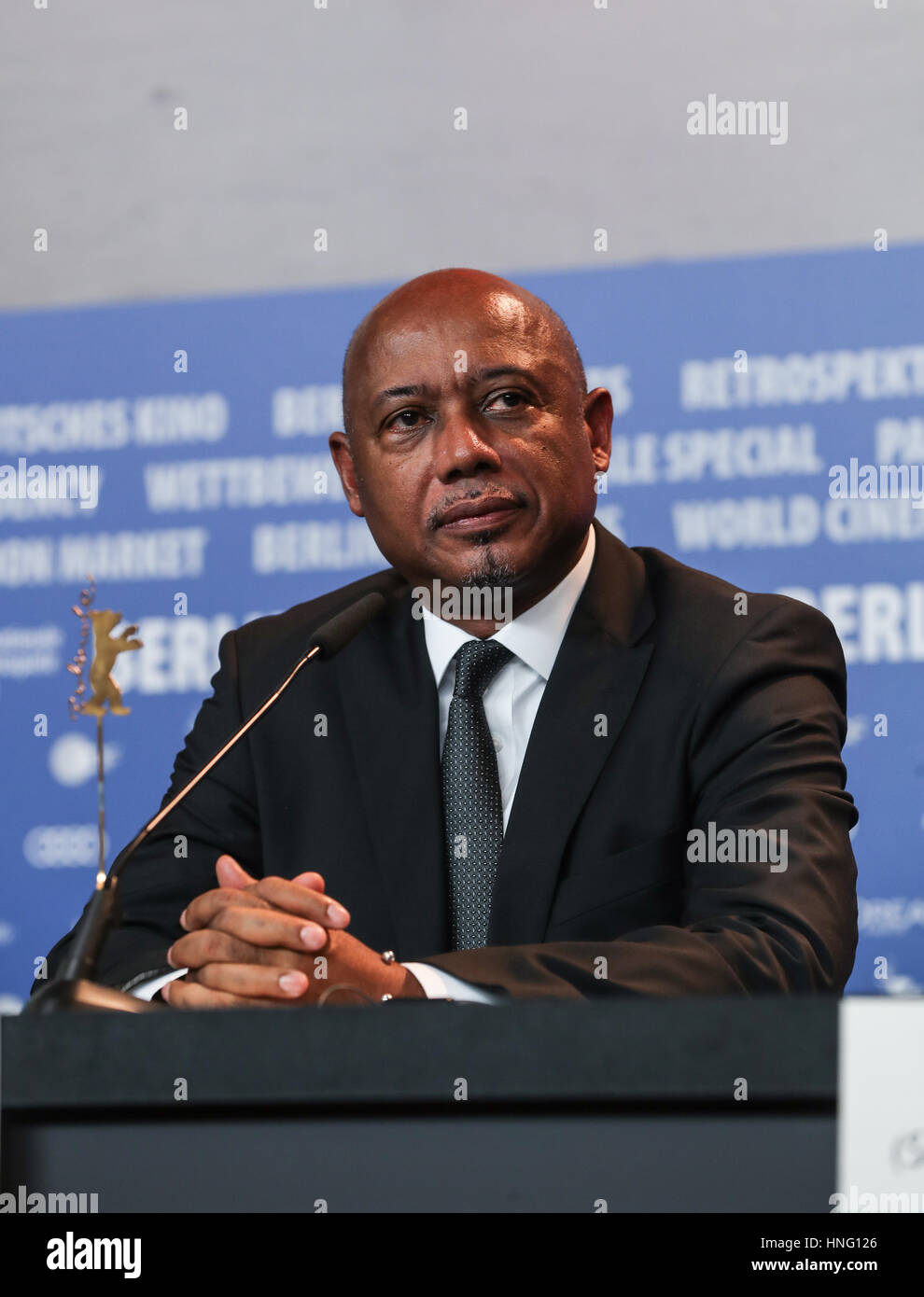 Berlino, Germania. 12 Feb, 2016. Direttore Raoul Peck partecipa a una conferenza stampa per il film Le Jeune Karl Marx (il giovane Karl Marx) durante la 67th Berlinale Festival Internazionale del Cinema di Berlino, capitale della Germania, nel febbraio 12, 2016. La 67th Berlin International Film Festival si svolge dal 9 febbraio al 19, durante la quale un totale di 399 film provenienti da 72 paesi e regioni saranno proiettati e una serie di eventi culturali si terrà. Credito: Shan Yuqi/Xinhua/Alamy Live News Foto Stock