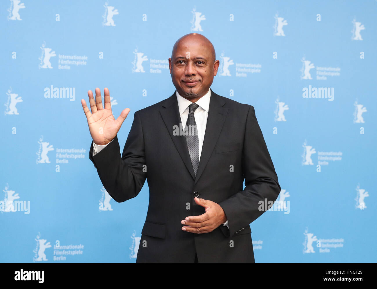 Berlino, Germania. 12 Feb, 2016. Direttore Raoul Peck pone durante un photocall del film Le Jeune Karl Marx (il giovane Karl Marx) durante la 67th Berlinale Festival Internazionale del Cinema di Berlino, capitale della Germania, nel febbraio 12, 2016. La 67th Berlin International Film Festival si svolge dal 9 febbraio al 19, durante la quale un totale di 399 film provenienti da 72 paesi e regioni saranno proiettati e una serie di eventi culturali si terrà. Credito: Shan Yuqi/Xinhua/Alamy Live News Foto Stock