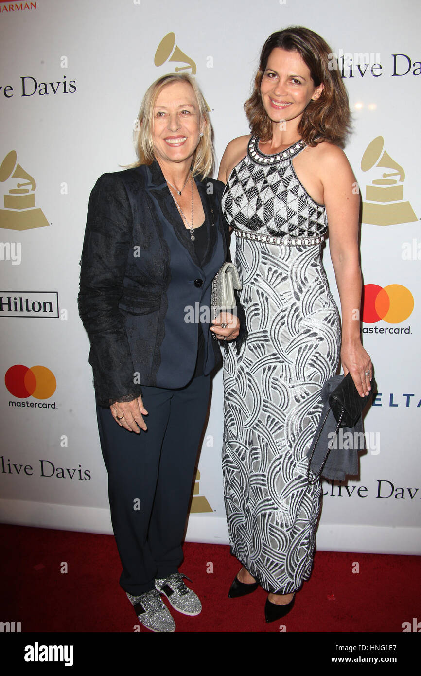 Beverly Hills, CA. Xi Febbraio, 2017. Martina Navratilova, Julia Lemigova, al pre-GRAMMY Gala e salutare per l'industria le icone in onore di Debra Lee, presso il Beverly Hilton Hotel In California il 11 febbraio 2017. Foto Stock