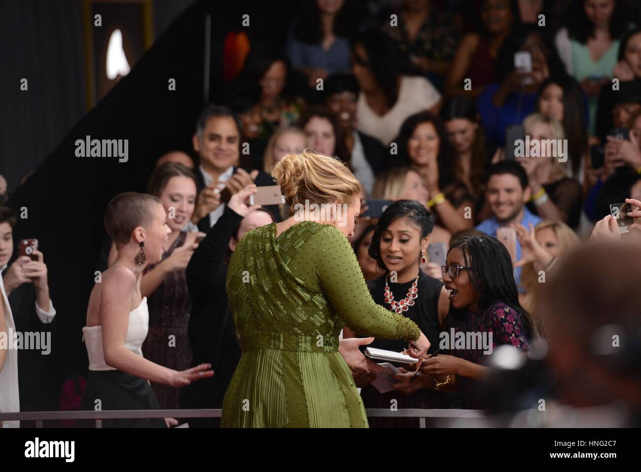 Los Angeles, CA, Stati Uniti d'America. 12 Feb, 2017. Adele presso gli arrivi per 59th Annual Grammy Awards 2017 - Arrivi, STAPLES Center di Los Angeles, CA 12 febbraio 2017. Credito: Max Parker/Everett raccolta/Alamy Live News Foto Stock