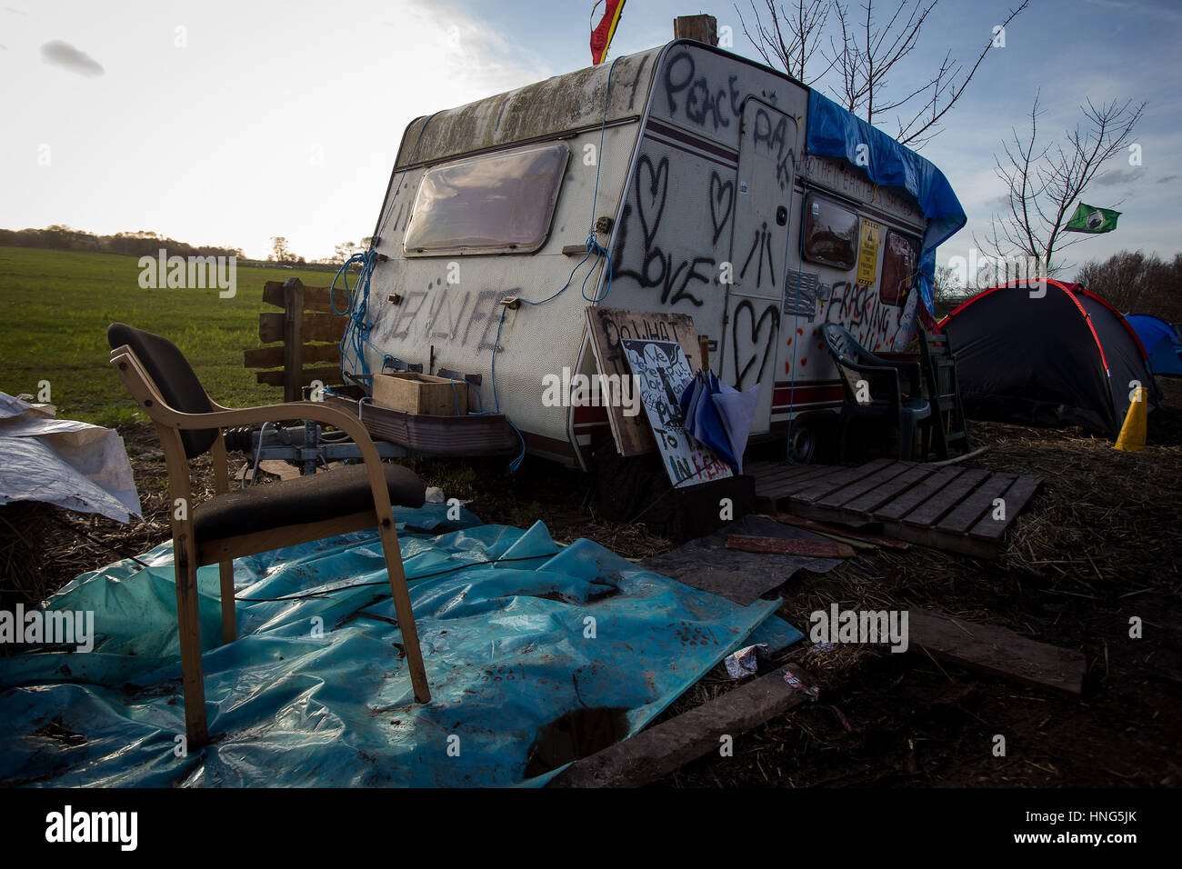 Anti-fracking manifestanti su Barton Moss Road presso la Barton Moss protesta camp, Salford, England, Regno Unito Foto Stock