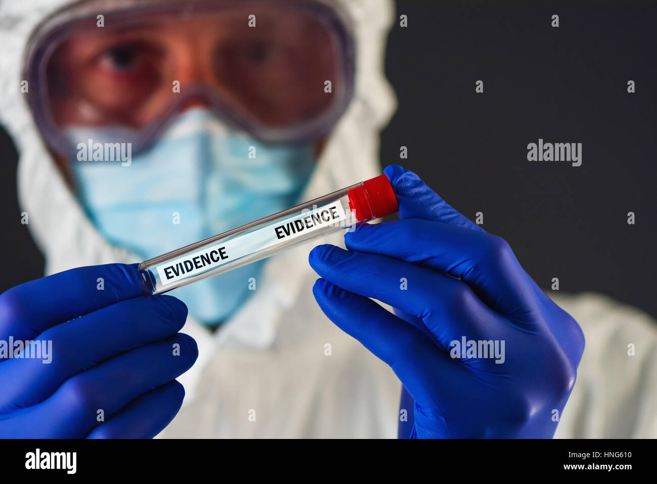 Lo scienziato forense con tubo di prova durante l'indagine della scena del crimine Foto Stock