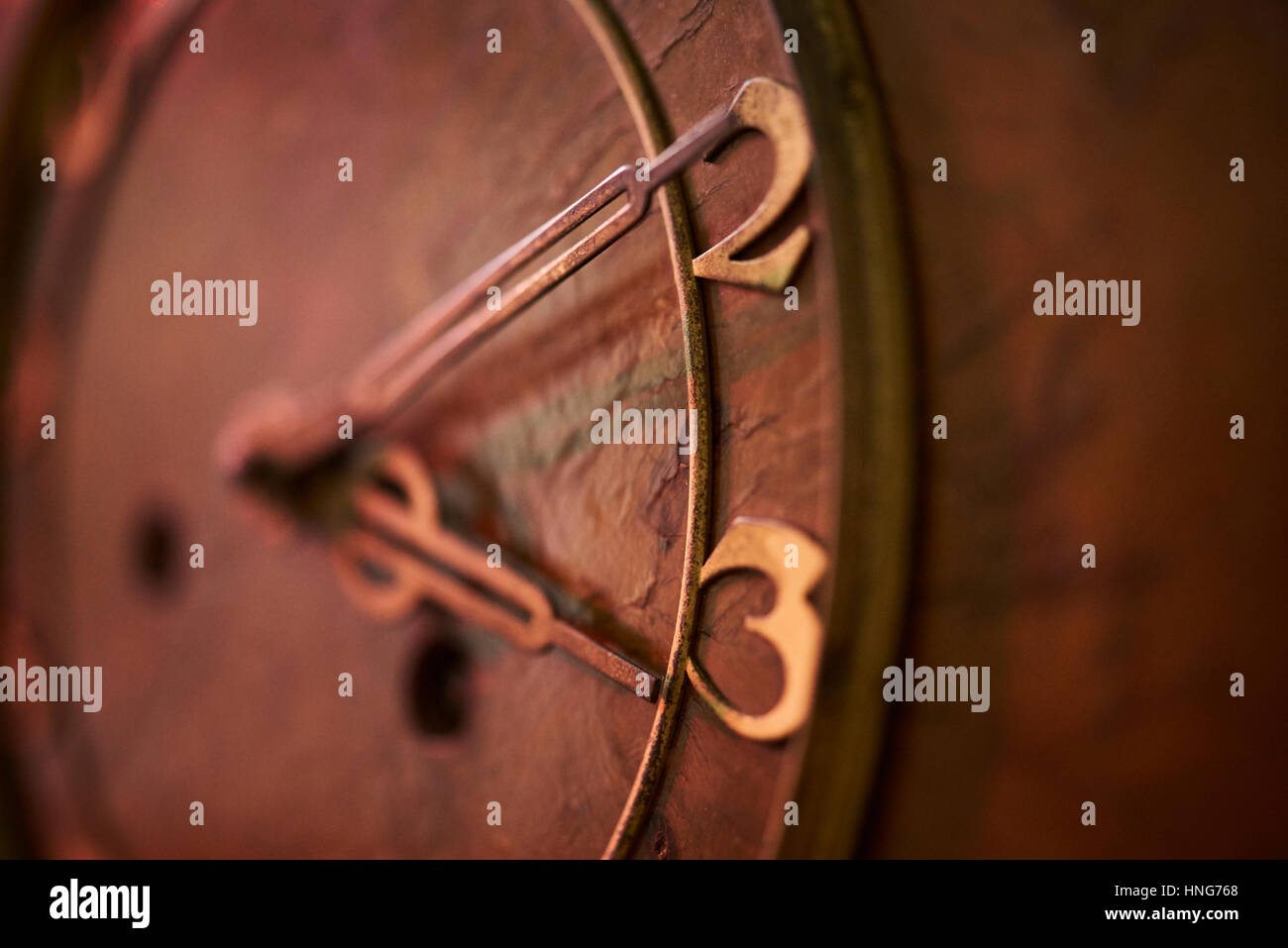 In legno orologio classico con orologio ago, cinque per dodici Foto Stock