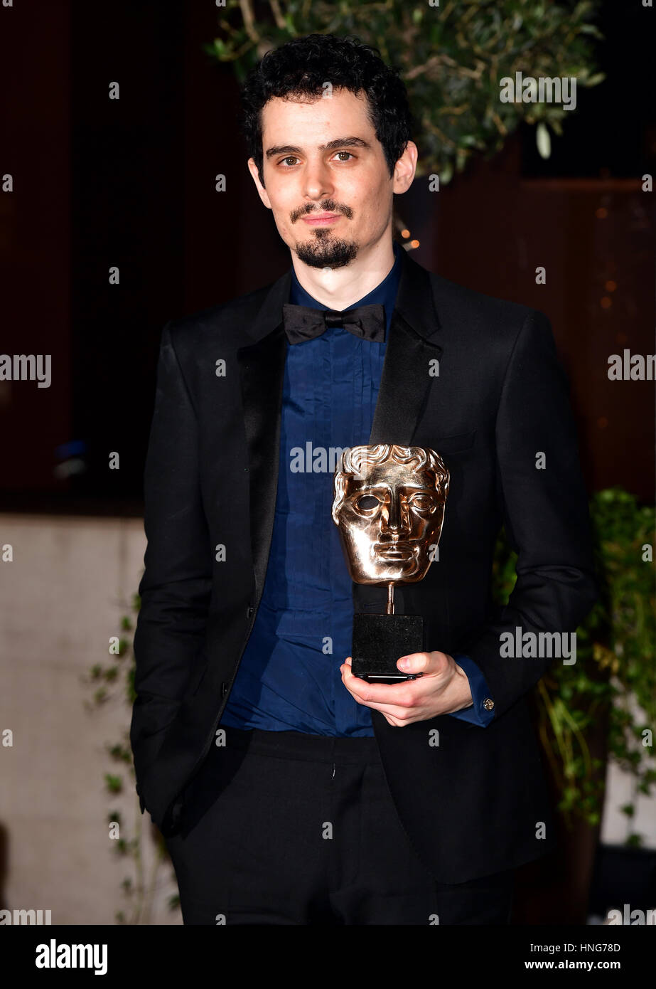 Damien Chazelle con il suo miglior regista premio BAFTA per la La Terra che frequentano il dopo spettacolo partito per l'EE British Academy Film Awards presso il Grosvenor House Hotel nel centro di Londra. Foto Stock
