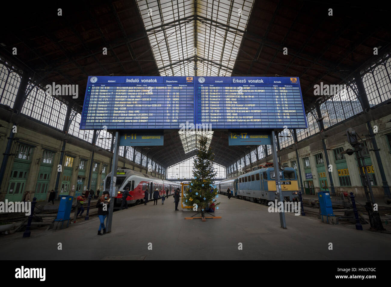 Budapest, Ungheria - 18 dicembre 2016: scheda di partenze in treno stazione di budapest nyugati, in Ungheria Foto Stock