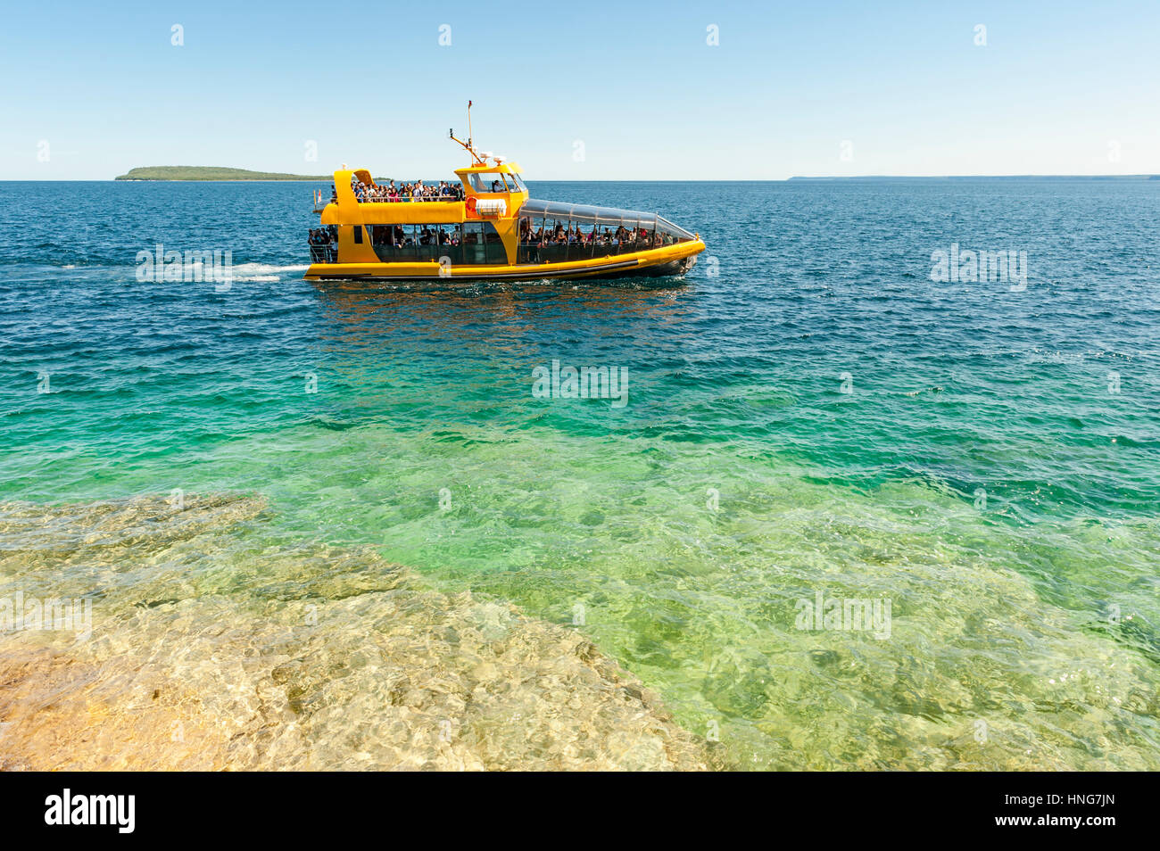 Un tour in barca passa da Riva del vaso isola su Georgian Bay a scandagliare cinque National Marine Park, Bruce Peninsula, Ontario, Canada. Foto Stock