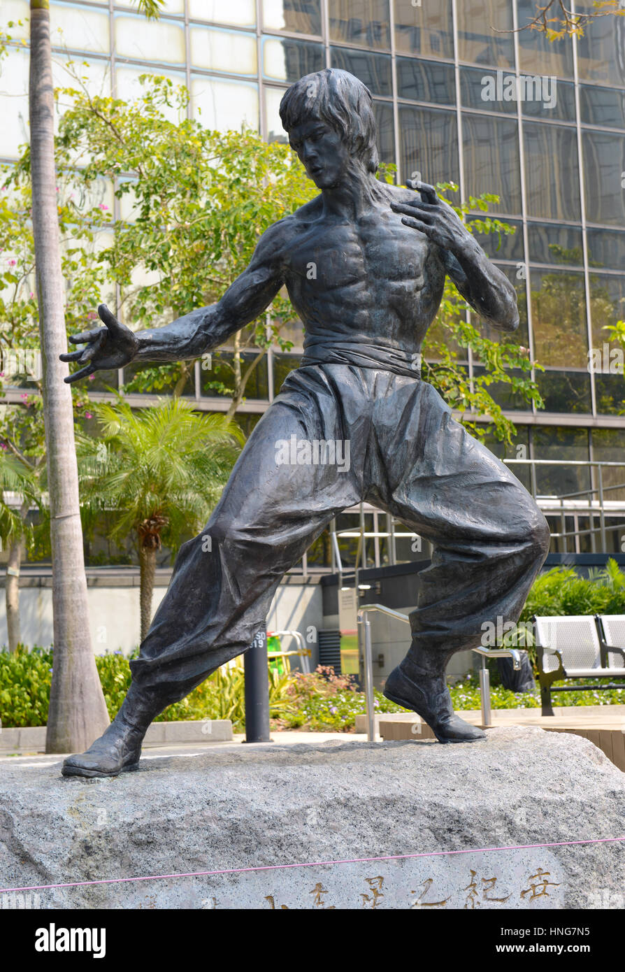 HONG KONG CIRCA NEL FEBBRAIO 2017. Bruce Lee Statua in Kowloon Hong Kong, commemora il consumato artista marziale e attore americano reso famoso dal suo Foto Stock