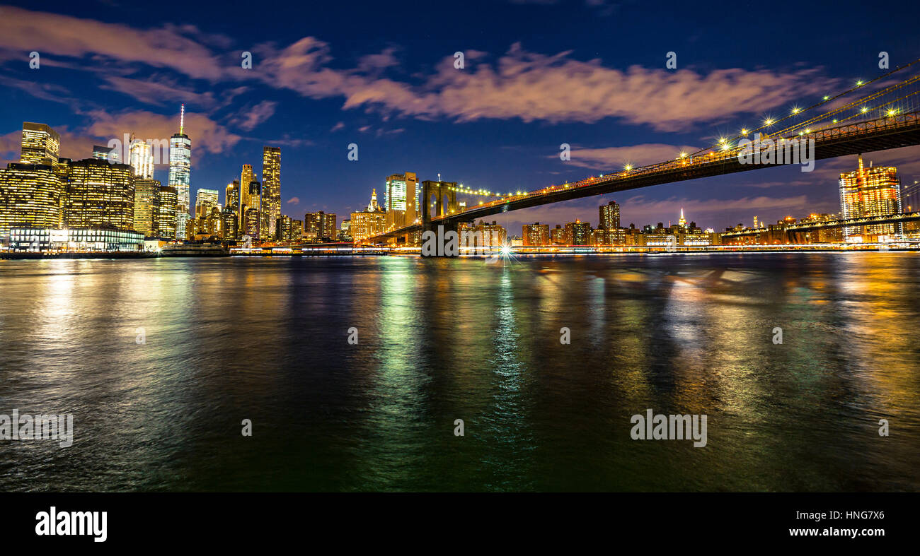 Illuminato il Ponte di Brooklyn a notte, East River, New York Foto Stock