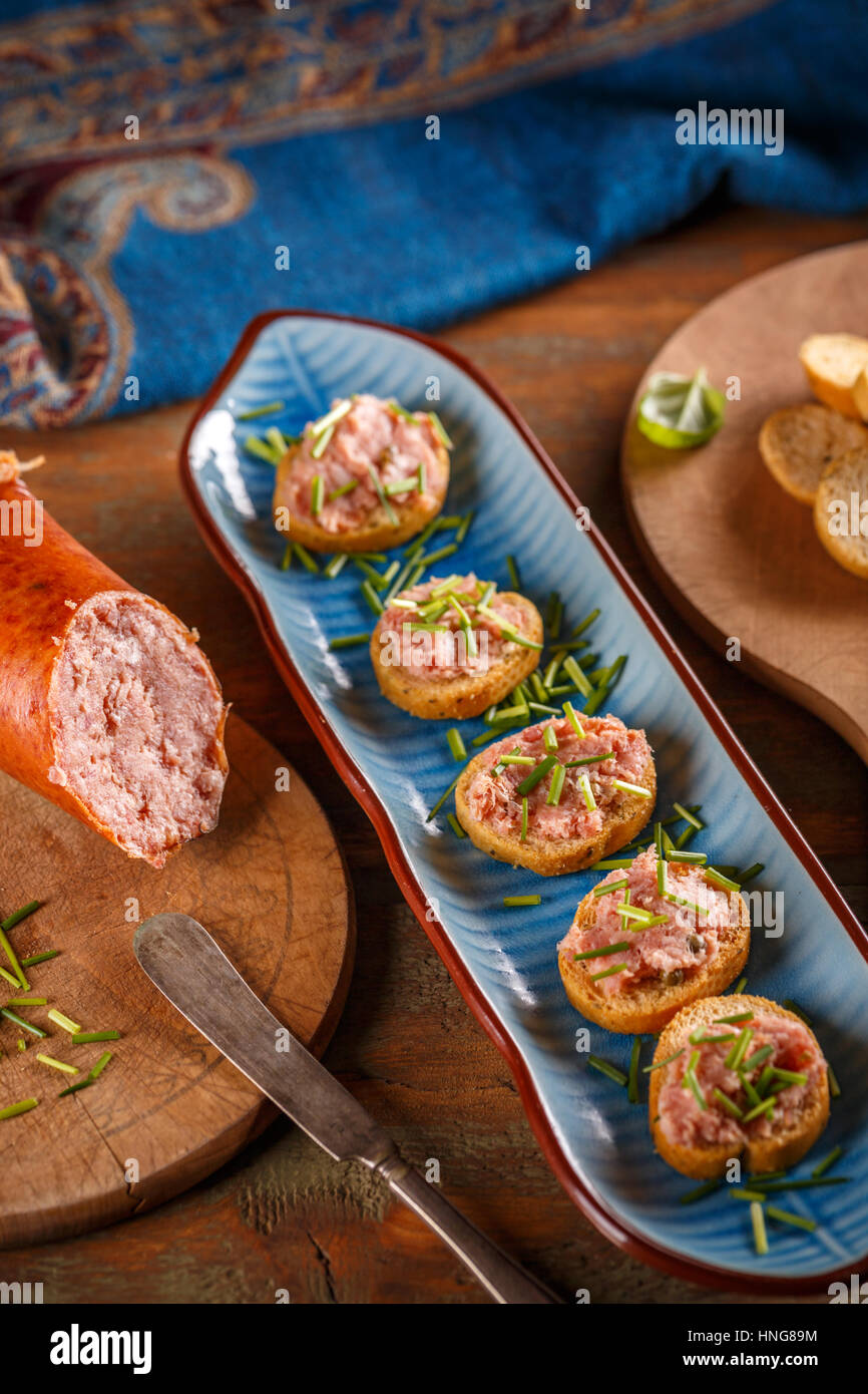 Bruschetta con diffusione di carne per rendere piatto antipasto Foto Stock