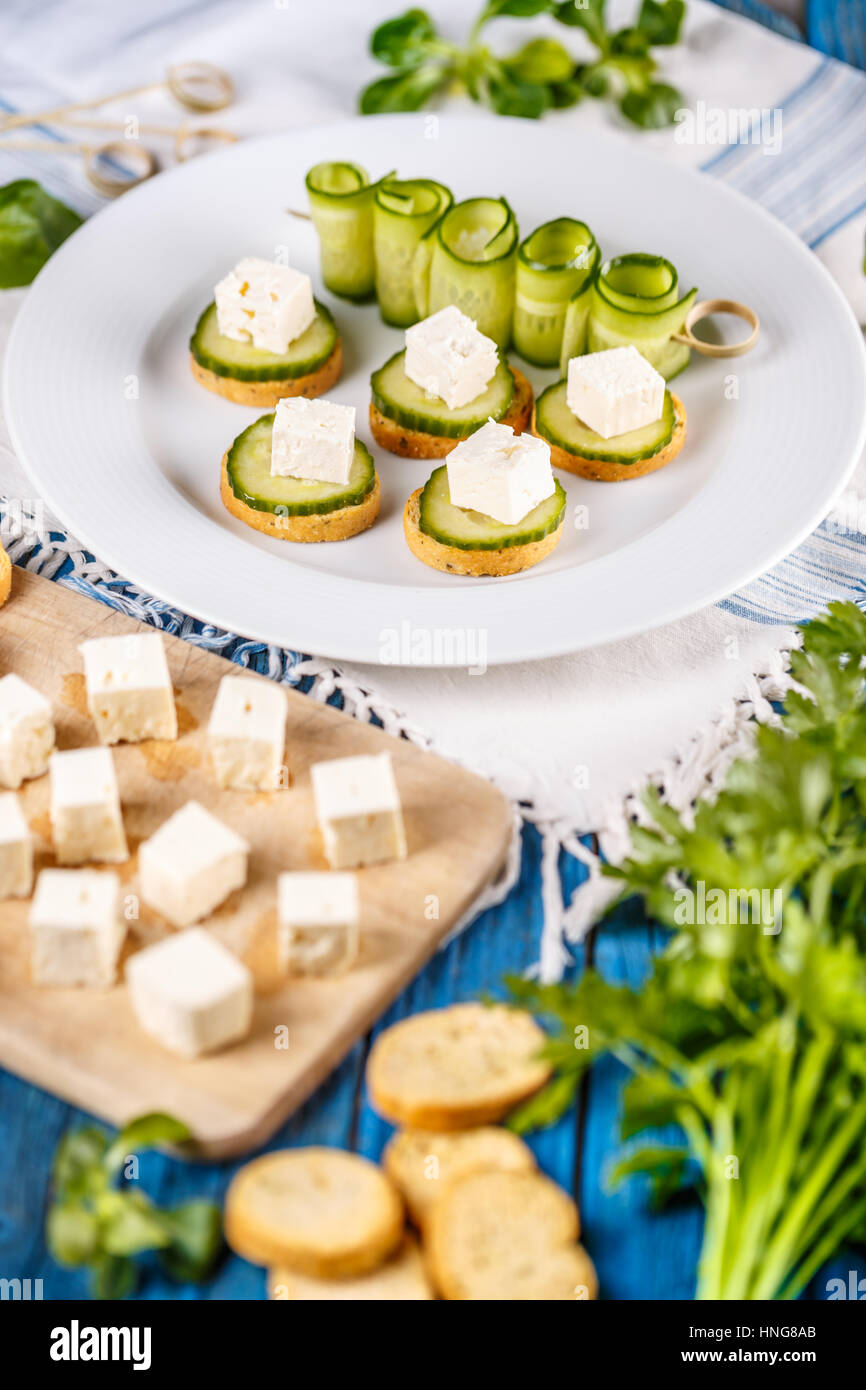 Panini con il formaggio feta e il cetriolo, toast sano cibo Foto Stock