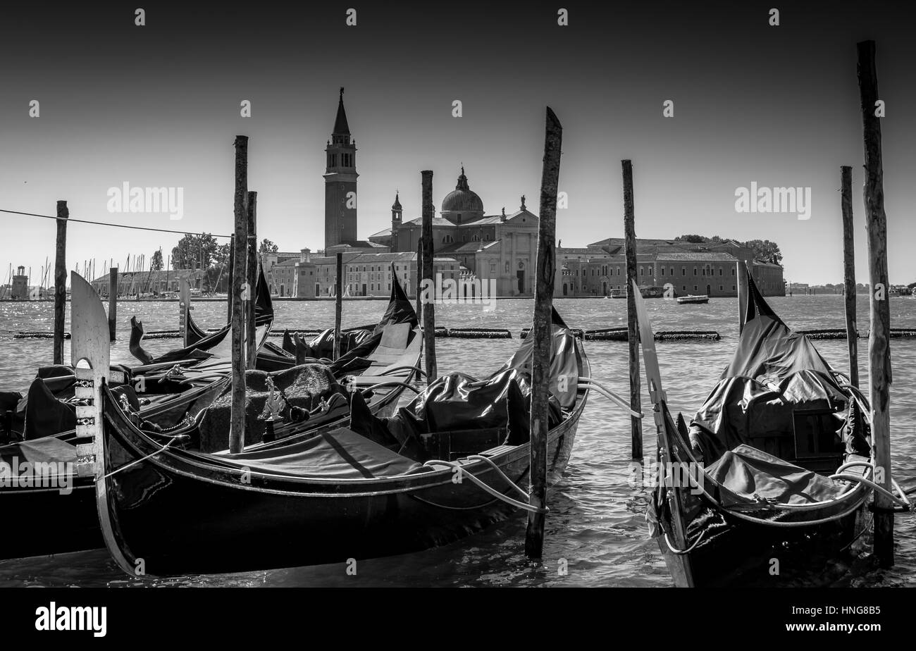 Gondole o le imbarcazioni e le Zattere chiesa nella bellissima città di Venezia. Foto Stock