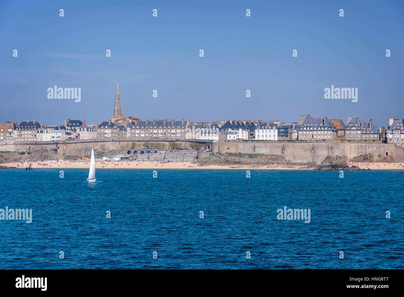 Vista dal mare di Saint Malo, Bretagna Francia Foto Stock