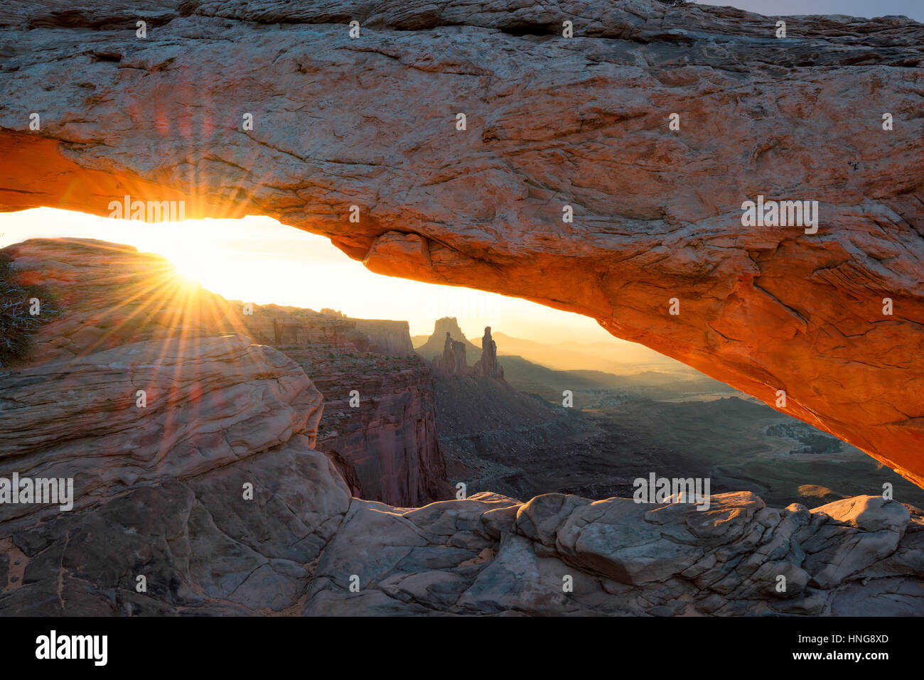 Sunrise a Mesa Arch nel Parco Nazionale di Canyonlands vicino a Moab, Utah, Stati Uniti d'America. Foto Stock