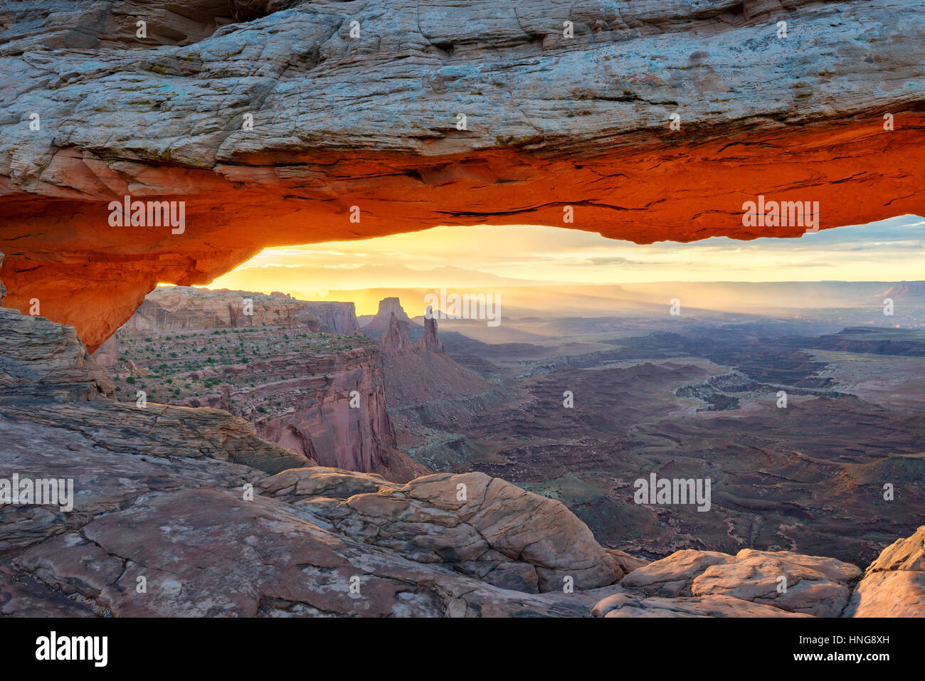 Sunrise a Mesa Arch nel Parco Nazionale di Canyonlands vicino a Moab, Utah, Stati Uniti d'America. Foto Stock