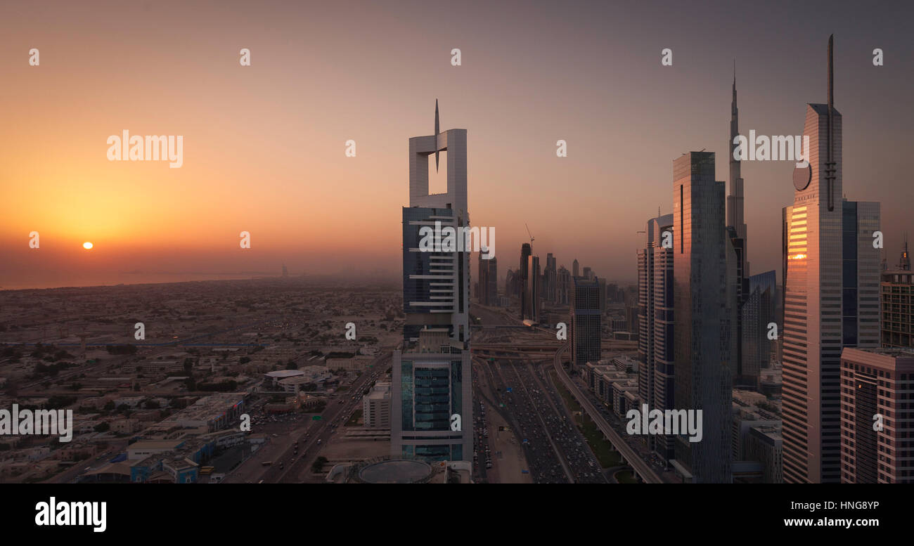 Dubai Sheikh Zayed Road torri del tramonto Foto Stock