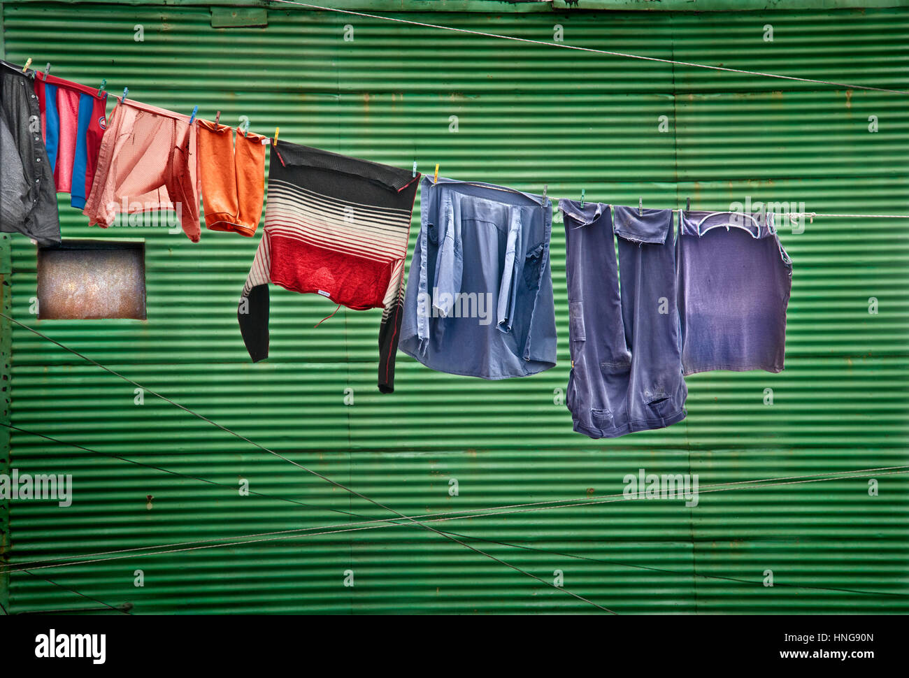 Panni stesi nel quartiere di La Boca a Buenos Aires, Argentina Foto Stock