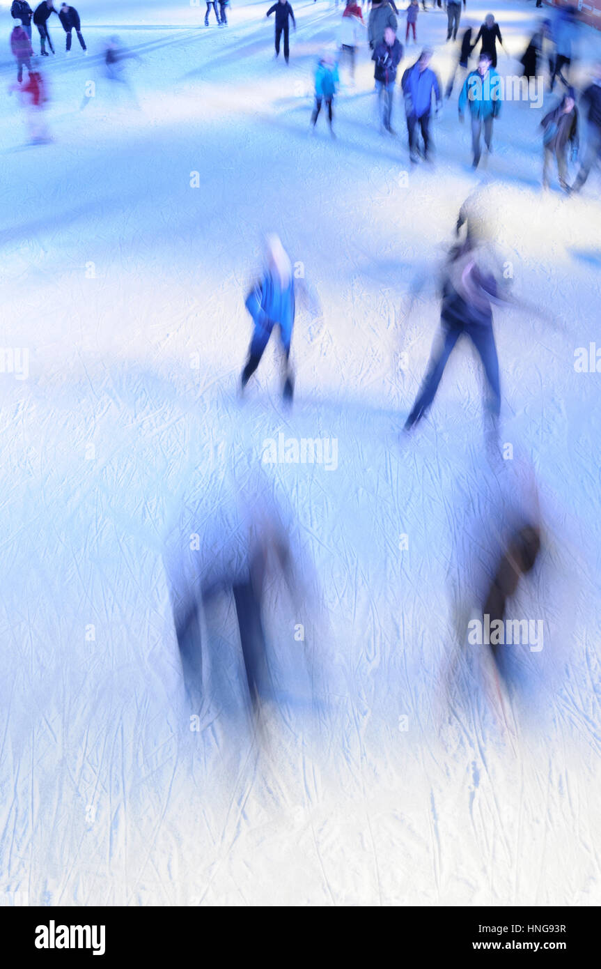 La sfocatura in movimento di persone il pattinaggio su ghiaccio. Foto Stock