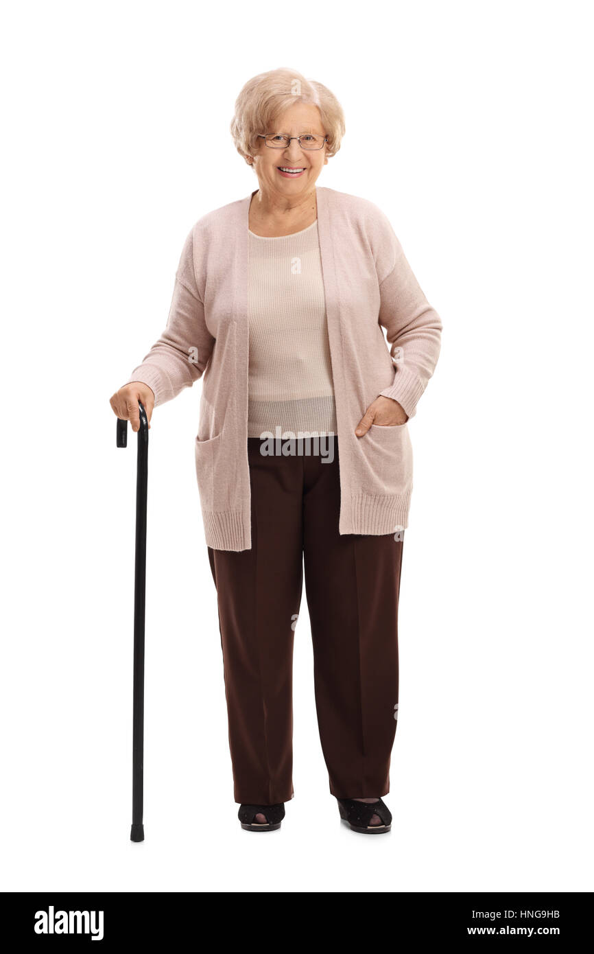 A piena lunghezza Ritratto di una donna anziana con un bastone da passeggio sorridente isolati su sfondo bianco Foto Stock