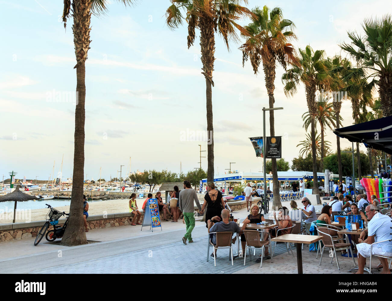 La passeggiata serale a Colonia de Sant Jordi, Mallorca Foto Stock
