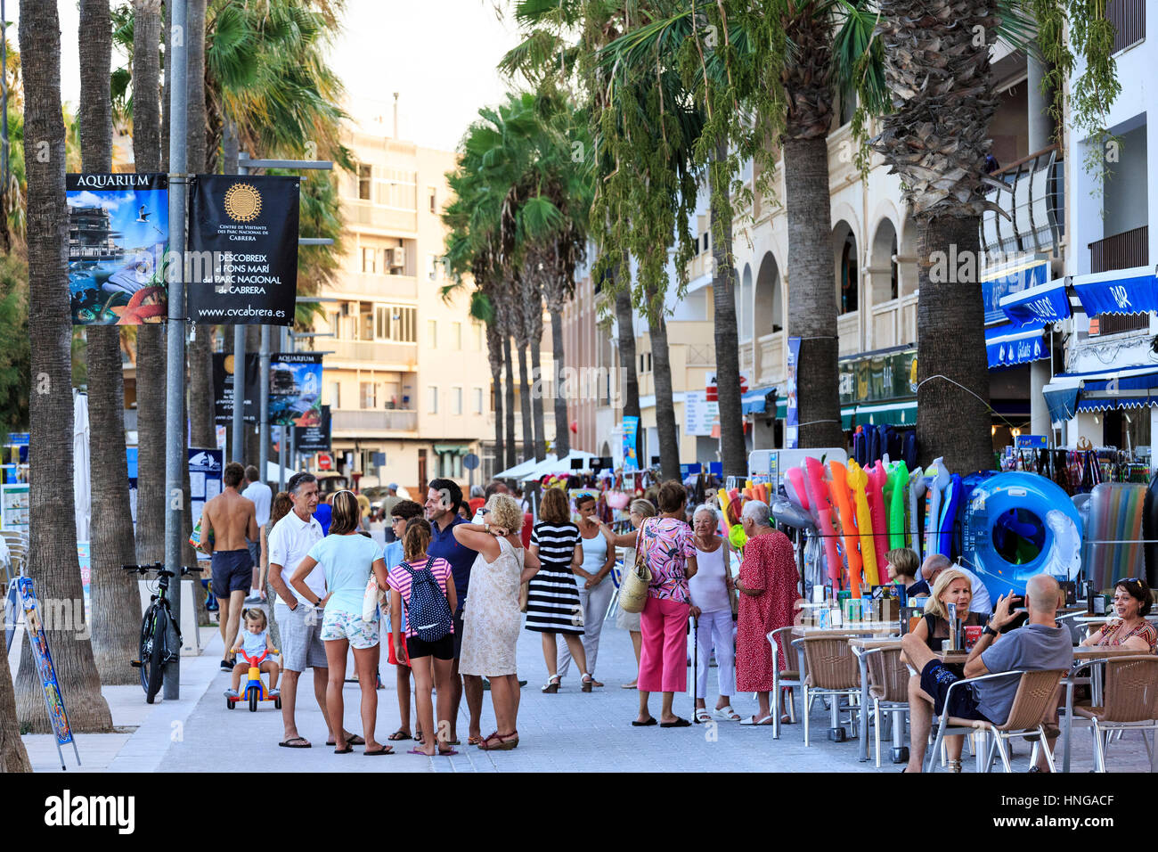 La passeggiata serale a Colonia de Sant Jordi, Mallorca Foto Stock
